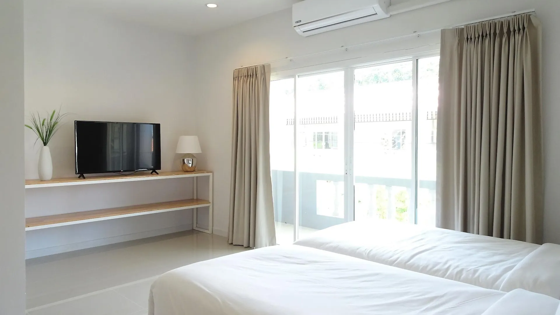 Isara Khao Lak Villa 0*,